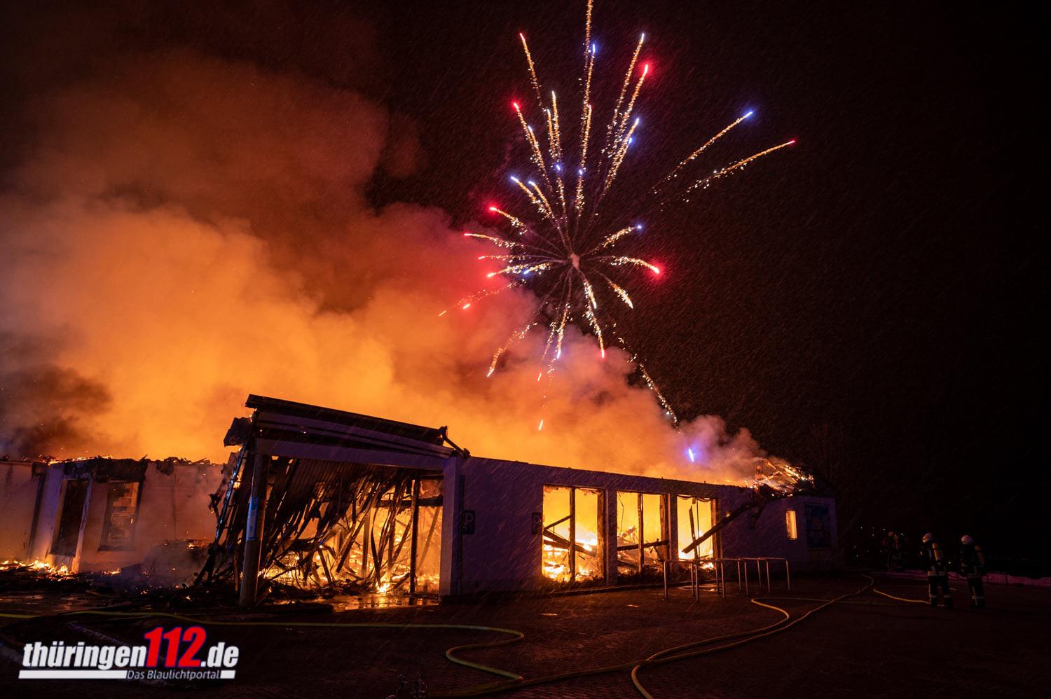 ALDI brennt lichterloh in Apolda Einsatzkräfte werden mit Feuerwerk